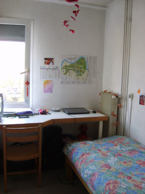 table de travail, chevet, lit et fenêtre